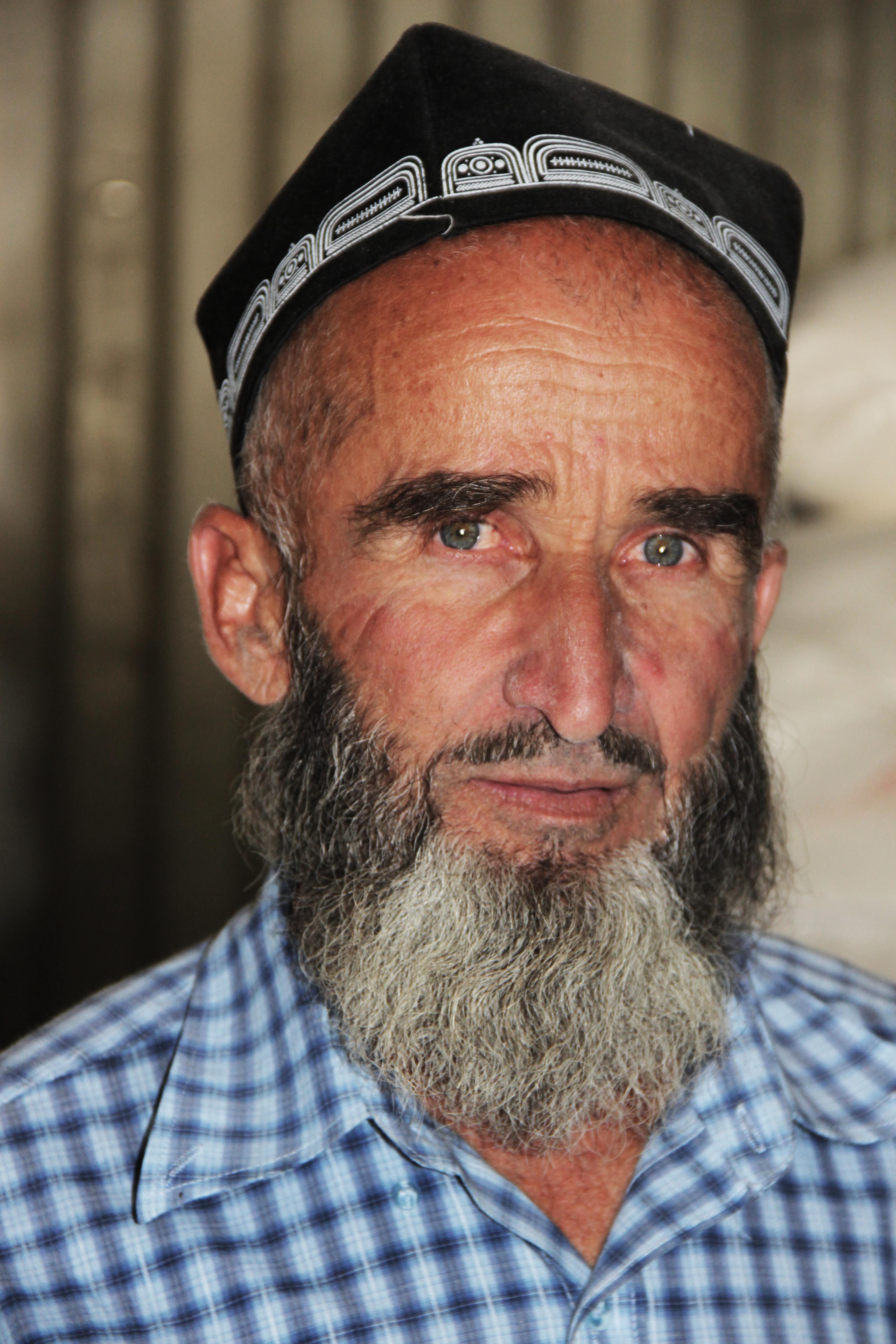 Таджикские известные. Старый таджик. Фотопортрет таджиков. Дед в тюбетейке. Известные таджики.